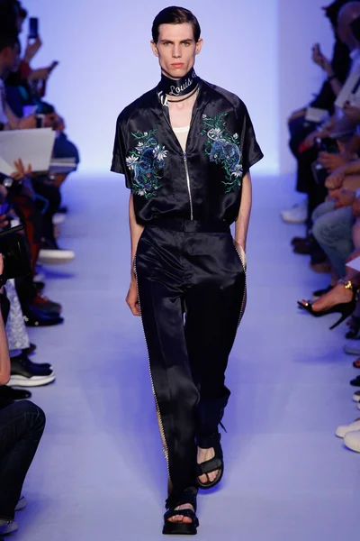 Look 28